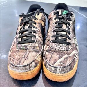 Nike Air Force 1 x Realtree
Used good condition 
Men’s 10.5